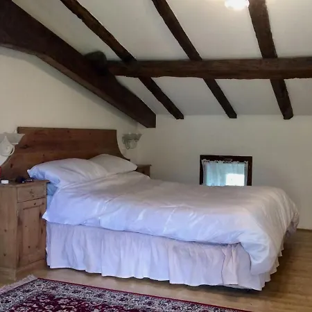 - - Sleeps 5 - Pool - Garden Nyaraló